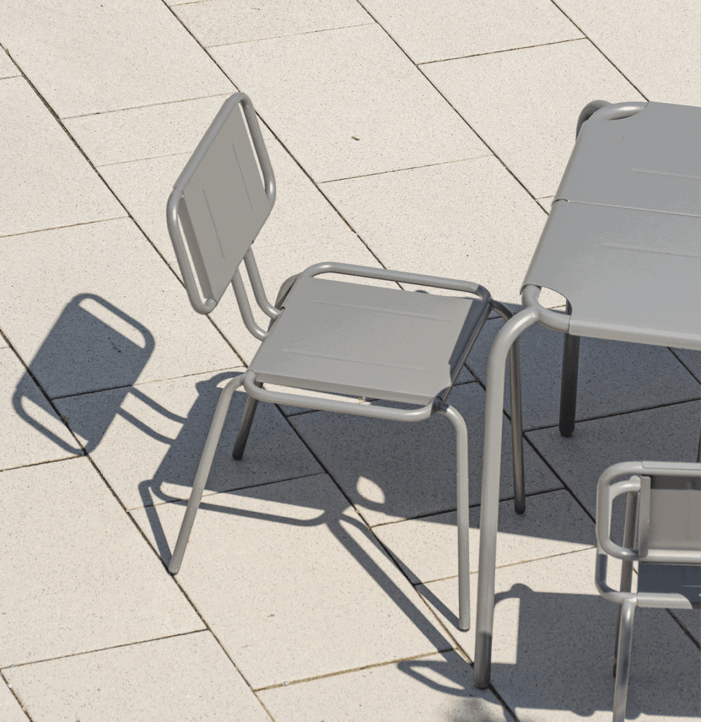 Stahlstuhl und -tisch im modernen Design, wetterfest und langlebig. Perfekt für Terrassen und Garten.