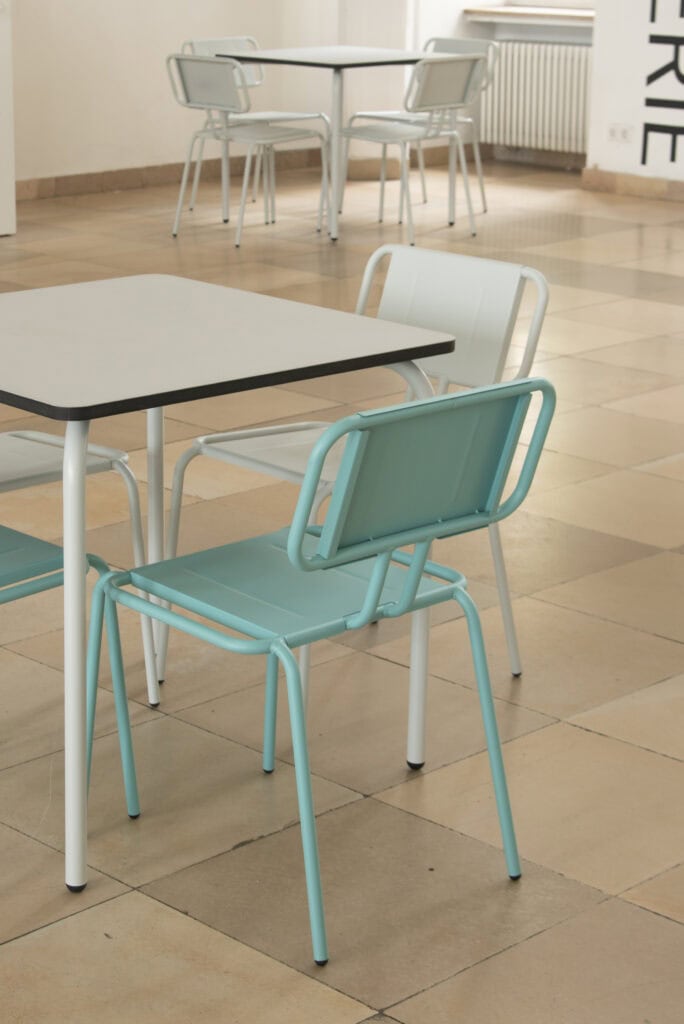 Moderne Stahlmöbel in hellblauer und weißer Ausführung, ideal für Büros und Gastronomie.