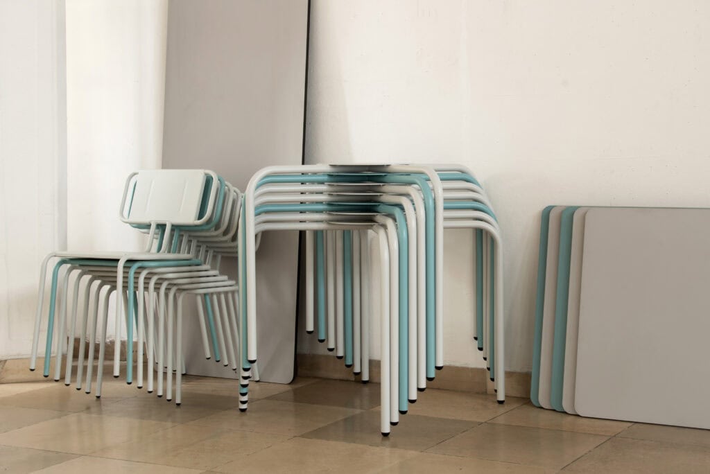 Stapelbare weiße und blaue Stühle für Veranstaltungen oder Cafés.