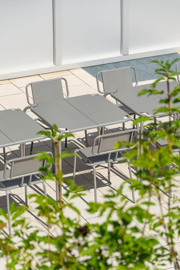 Stahlmöbel für Schulklassen, langlebig und modern, perfekt für den Bildungsbereich.