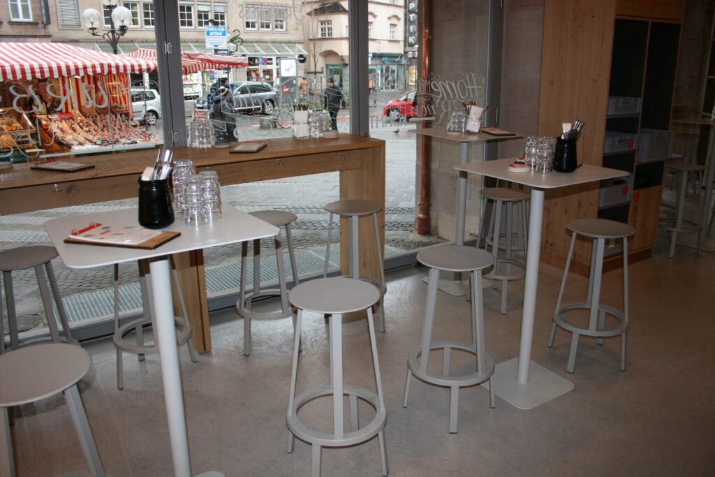 Moderne Stahlmöbel in einem Café mit Blick auf die Straße.