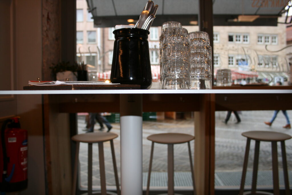 Stilvoller Tisch mit Gläsern und Besteck in einem Café.