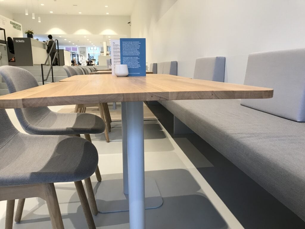 Moderne Stahlmöbel im Princessehof Café Leeuwarden mit Holz- und Stoffstühlen.