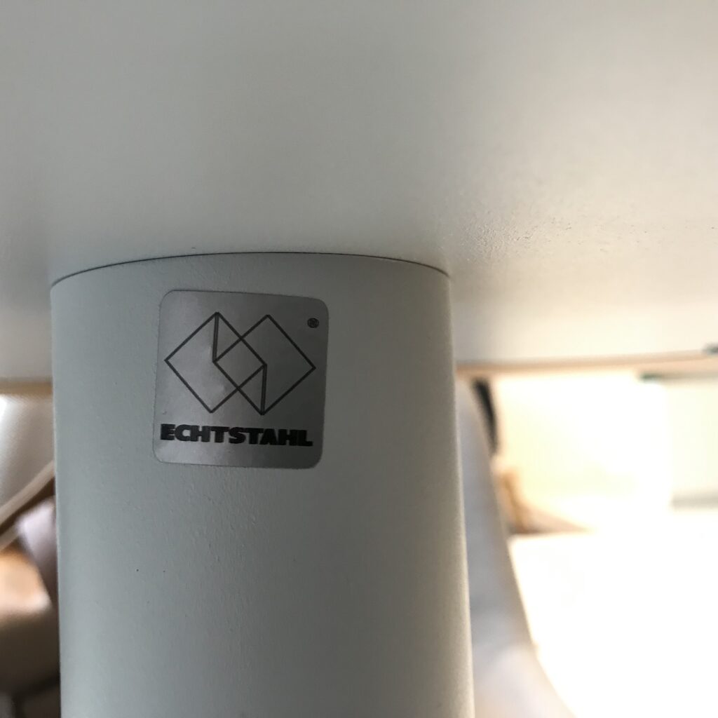 Echtstahl Logo auf einem weißen Stahlmöbelstück.