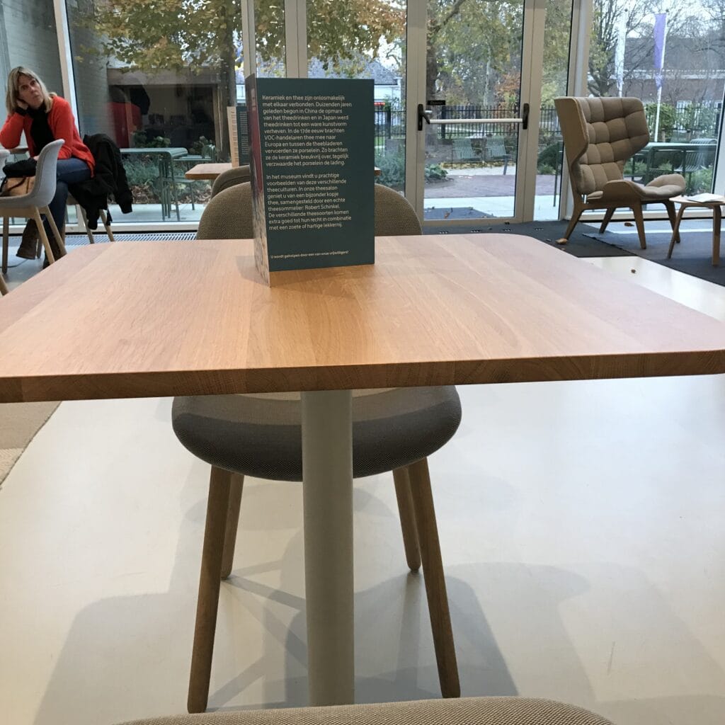 Stahlmöbel im Café Princessehof Leeuwarden, modernes Design, langlebig und stilvoll.