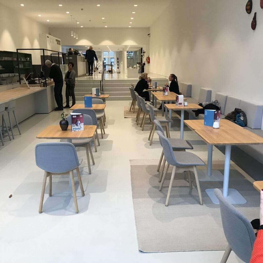 Modernes Café mit Stahlmöbeln im Princessehof in Leeuwarden.